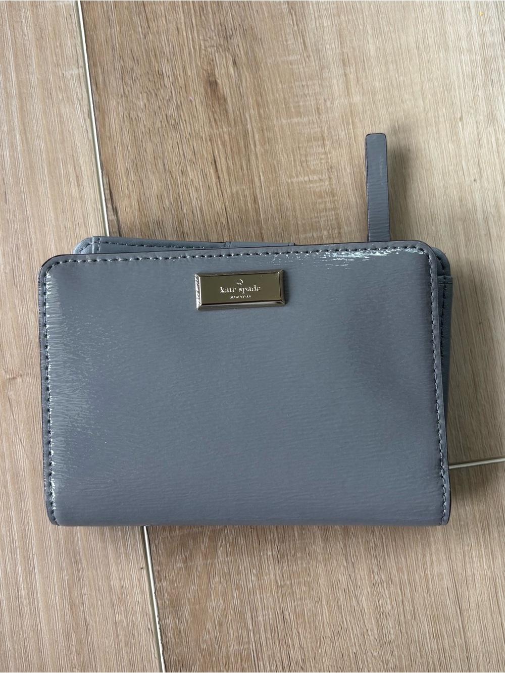 Kate Spade gray patent compact zip wallet with gold plaque